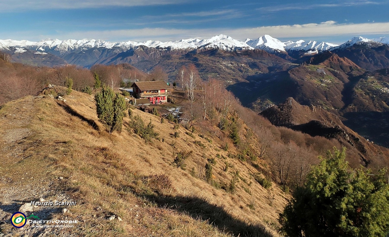 18 Il rifugio e il suo panorama....JPG